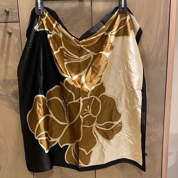 Floral Scarf in Black and Gold - Picture 2 of 4